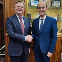 La stretta di mano tra il Generale Arbore e il Sindaco De Benedittis